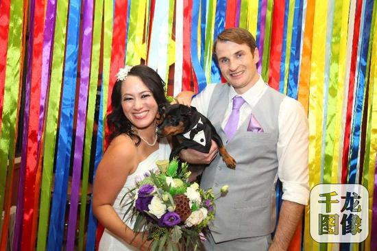 　三年半前，美国小伙约翰来到北京，成为一名篮球教练，还在这里找到了爱情。图为约翰夫妇和他们的宠物狗小宝。&nbsp;