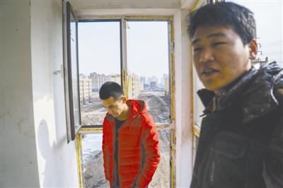 孙竹久(图右)与几名已购房者相约来到香河,检察即将“重修”的屋子。