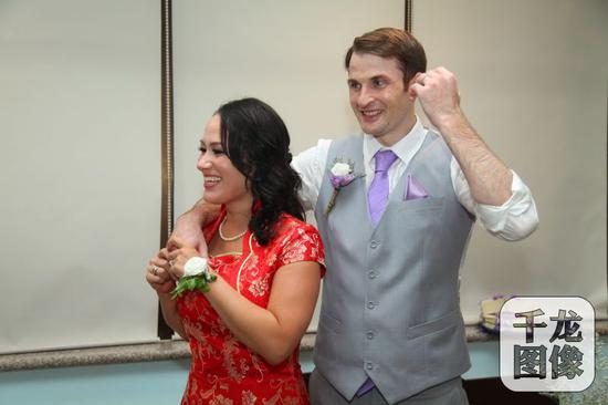 　　三年半前，美国小伙约翰来到北京，成为一名篮球教练，还在这里找到了爱情。图为约翰和妻子的“中西合璧”婚礼。