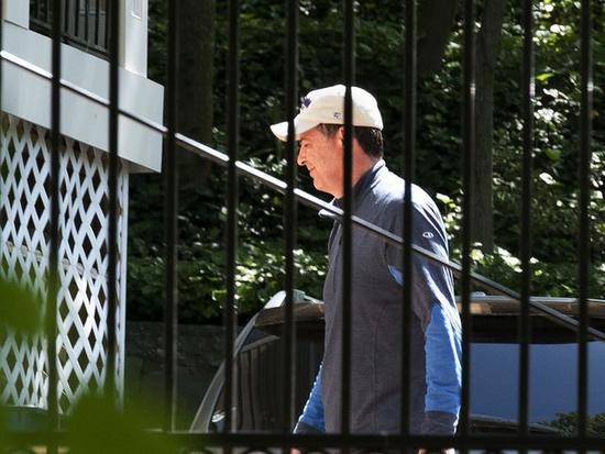5月10日，弗吉尼亚州麦克莱恩市，科米走在自家院中。（新华/美联）