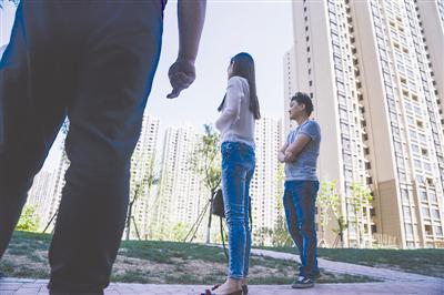 5月7日,河北大厂,赵斯明(图中)与丈夫在房产中介的领导下来到小区看一套二手房。