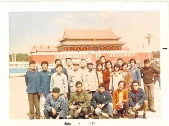 资料图片：1971年，何塞·罗马纳（前排左二）带领一个菲律宾青年代表团访问中国。