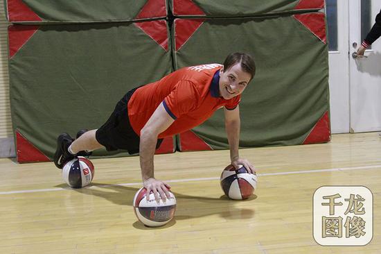 　　三年半前，美国小伙约翰来到北京，成为一名篮球教练，还在这里找到了爱情。图为约翰在篮球课上。