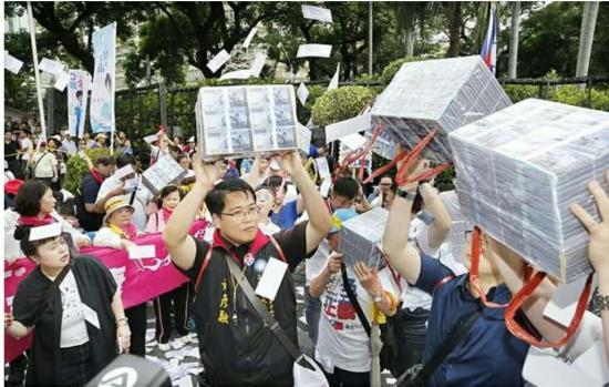 国民党高举“钱砖”并撒道具纸钱以抗议“前瞻计划”