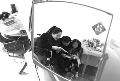 吴义琴（中）与两个女儿