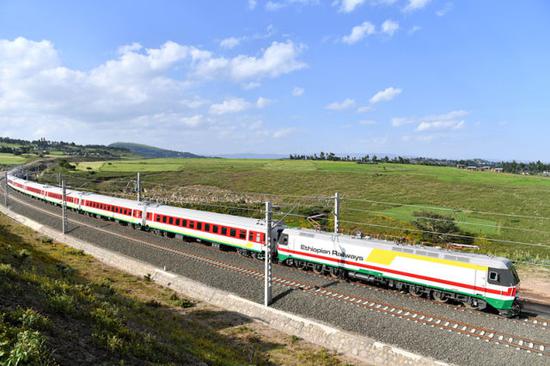2016年10月3日，由中国企业建设的亚的斯亚贝巴至吉布提铁路上，一列试运行列车正在行驶。新华社记者 孙瑞博 摄
