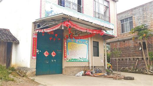 3aec8b580f17ea977c629c0669c4f56b.jpg 当时校车就停在这家幼儿园门口。