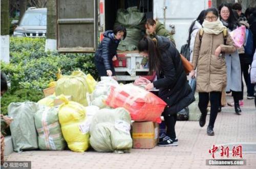 资料图:山东青岛一高校校园内快递点业务量陡增。skd 摄 图片来源:视觉中国 资料图:山东青岛一高校校园内快递点业务量陡增。skd 摄 图片来源:视觉中国