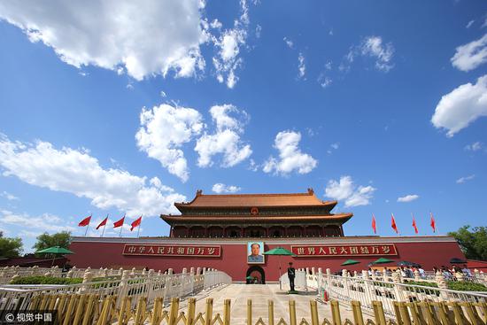 天安门广场在蓝天白云衬托下美丽如画. 图视觉中国