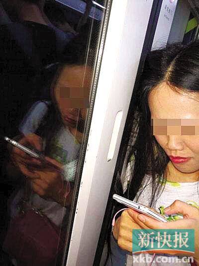 ■女子乘坐地铁时因抢门,头发被列车车门夹住。 (网友李先生供图,请联系本报获取稿酬。)