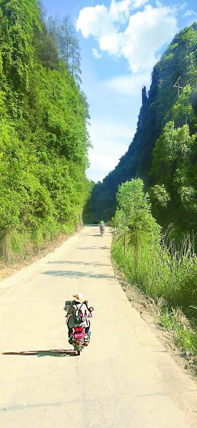 通溪桥村人自己修筑的公路。光明日报记者 唐湘岳摄