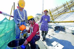 在北京城市副中心行政办公区施工现场，工人们抽空喝一口防暑饮料