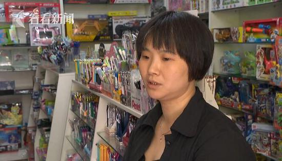 54f0cc8fbcb65cb3dc171c96266915c2.jpg 商店老板认为,这只是个孩子,所以信任他,心想他有钱总会还的。但如果真的不来还的话,自己确实一点办法都没有。