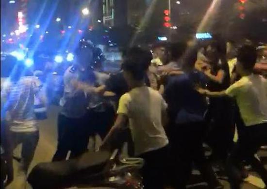 现场视频显示,涉恶团伙先后出动了数十名“马仔”到场,对廉江警方飞虎队员进行殴打,并涉嫌将警方所抓获的涉案疑犯抢走。截屏图