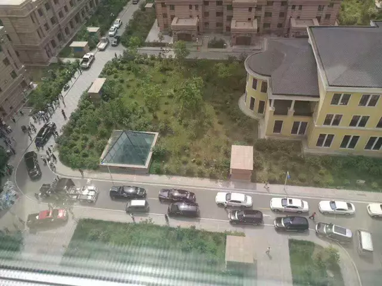 浩浩荡荡的迎亲车队,在友谊西路排起长龙
