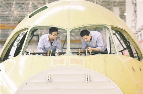 　　在四川成都，中航成飞民用飞机有限责任公司C919国产大飞机机头生产线工人在装配驾驶舱风挡。 新华社记者　刘 坤摄