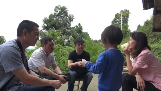 (民警和母女俩谈话,了解情况)