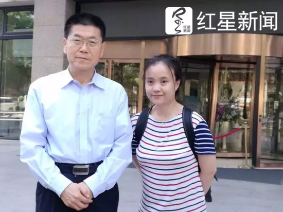 ▲公安部原新闻发言人武和平（左）和红星新闻记者