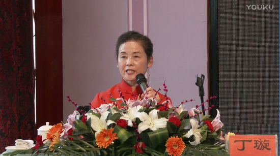 (网络视频截图。丁璇参加辽宁锦州开发区第二届《和谐家庭幸福人生》公益论坛)