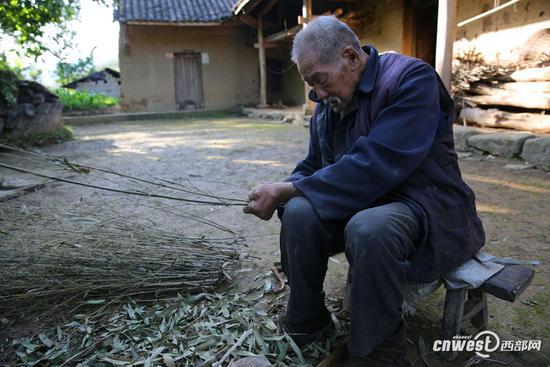 老人很勤快，用的扫把也是自己绑。