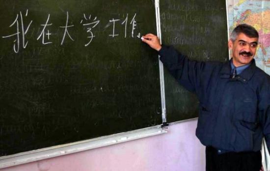 资料图：塔吉克斯坦首都杜尚别的斯拉夫学院的中文老师达夫拉托维奇在授课。