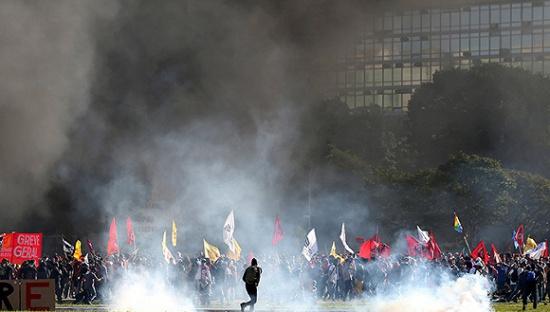 反对总统特梅尔的示威者与警察冲突，愤怒的示威者袭击了巴西农业部。