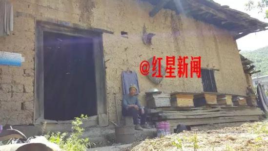 ▲周正龙曾住在这栋土墙房里，现在周正龙的岳父居住在此