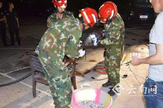 民警和消防战士正在切割塑料管寻找冰毒