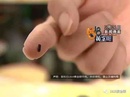 沈师傅:“肯定是那个瓶子在没有清洗之前,有污垢掉进去,然后在清洗瓶子的时候,工人没有清洗干净。”