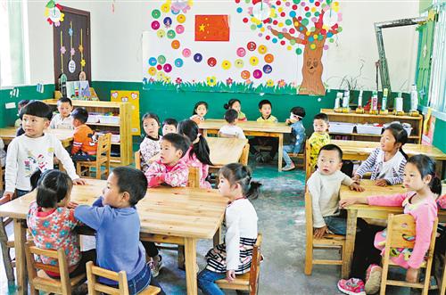 　　党湾村后坝幼儿园的孩子们在上课。