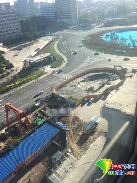 塌陷路段全景俯视图。