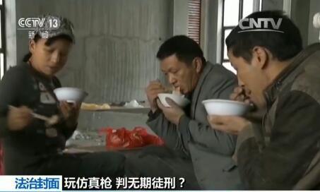 在福建宁德的一个建筑工地上,今年57岁的刘行中和妻子胡国继刚刚忙完上午的活儿,为了省钱,午饭就和工友在工地上解决。