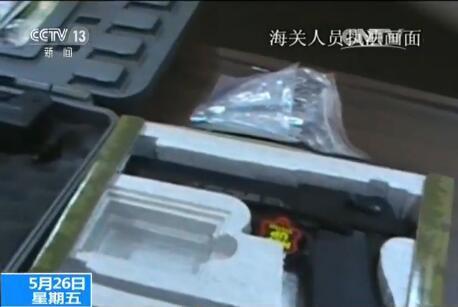 随后，经过调查，海关缉私人员确认了这24支枪型物为刘大蔚所购买，于是将刘大蔚抓捕归案。