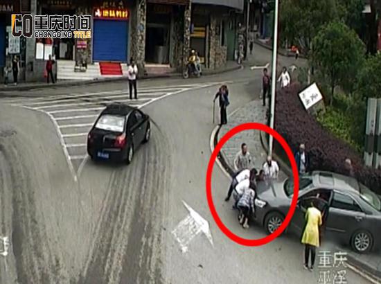 世人合力抬车