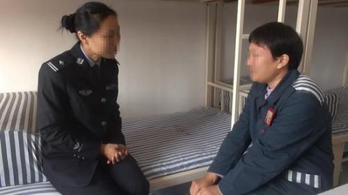 警官在和吕迎春面对面交流。山东省女子监狱供图 