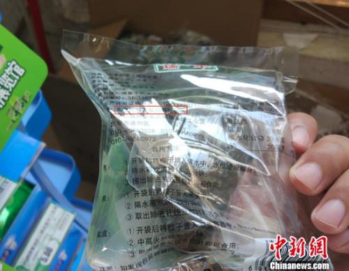 标称北京建海春食品有限公司生产的小枣粽子。中新网记者 李金磊 摄
