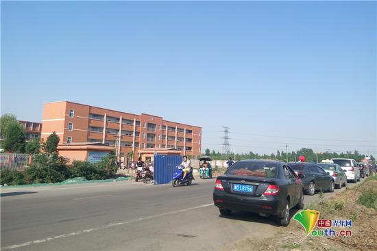 校园安全，受到社会高度关注。27日下午4点多，37℃高温下，宝丰县一学校门前早早就挤满了接学生的家长。