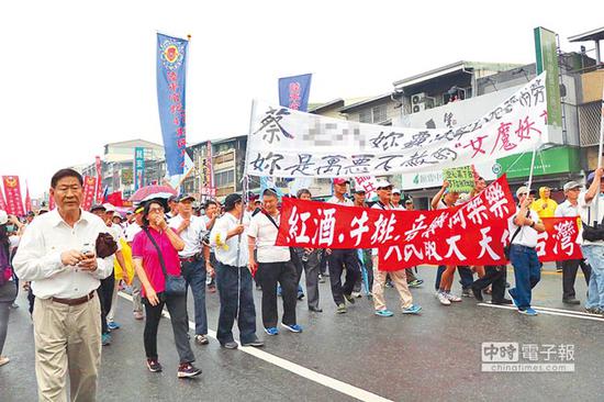 2017蔡办音乐会28日在屏东演艺厅举行,场外却聚集抗议民众