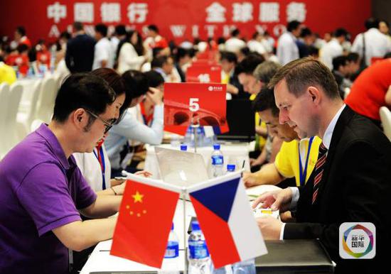 　　2016年6月18日，中国—中东欧企业跨境投资与贸易洽谈会在河北唐山举行，来自中东欧以及其他国家的近200家企业与500余家河北企业参会。 新华社记者 王晓摄 