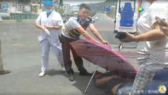 城管为伤者撑伞