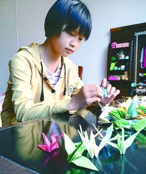 刘琳：“爸爸妈妈知道我折千纸鹤时许下的愿望吗？”光明日报记者 唐湘岳摄/光明图片