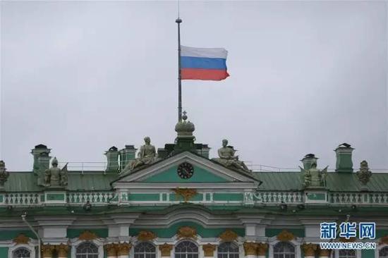 空难发生后，俄总统普京宣布12月26日为俄全国哀悼日图/新华社