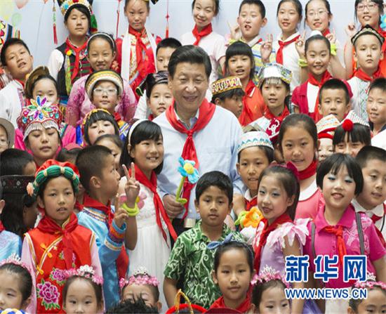 　2013年5月29日，习近平在北京市少年宫参加“快乐童年 放飞希望”主题队日活动。新华社记者李学仁摄 