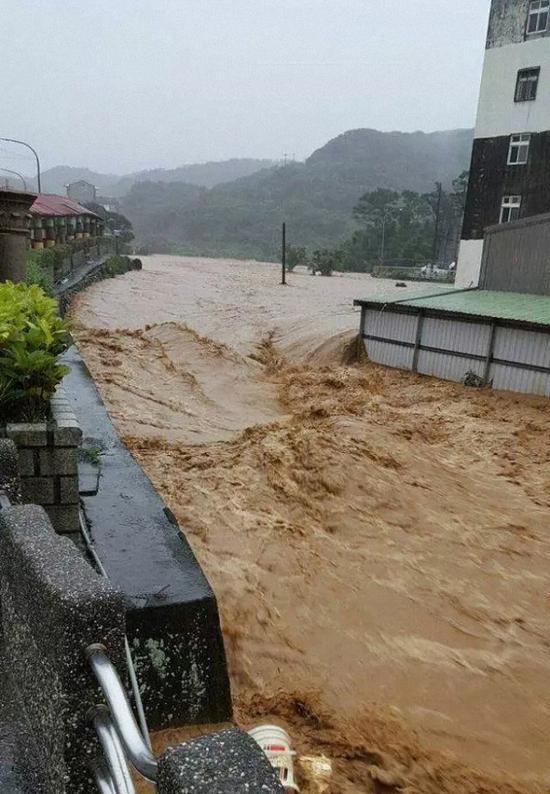 新北市溪水暴涨。