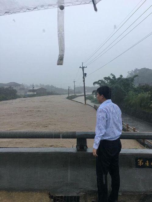 黄国昌勘灾故意不撑伞,网友讽:不当领导人可惜了。(图片来源:台湾《联合报》)