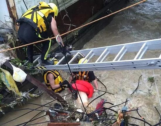 新北市一女子骑车时被暴雨冲至涵洞中，寻获时发现她遭电线缠困在水中，已无生命迹象。