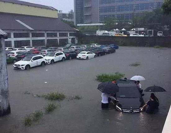 台北的奔驰展示中心被淹。