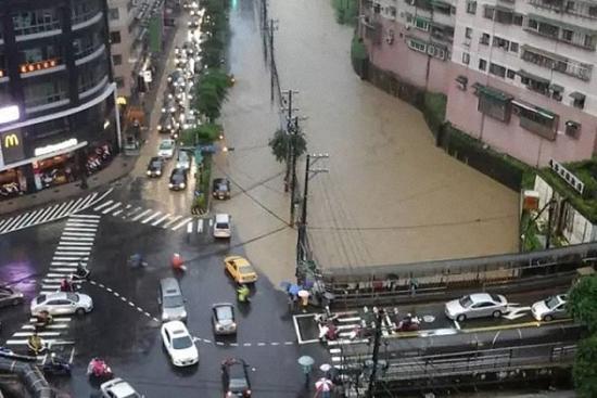 基隆市武仑溪暴涨，溪水淹到马路上。