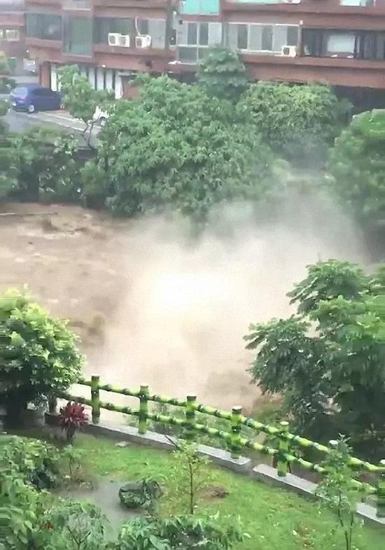 台湾暴雨现场:大桥被冲断 台北故宫台阶如瀑布