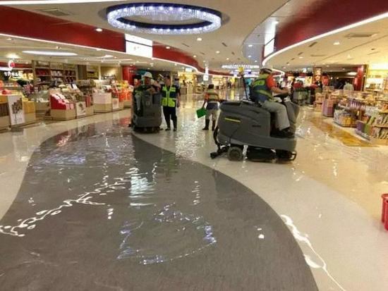 桃园机场第二航厦二楼礼品大街上午11时出现淹水状况。经紧急派员处理抢救，于11时50分左右恢复正常。